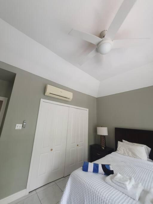 Вілла Townhouse By The Bay, Little Bay Country Club ,Negril Orange Bay Екстер'єр фото
